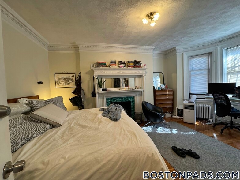 Building Photo - 533 Newbury St