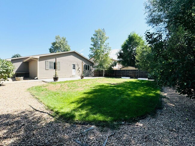 Building Photo - Cute 3 bedroom/ 1.5 bath Ranch Style House with 2 car attached garage in Windsor, CO