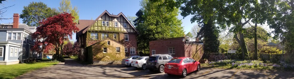 parking area - 542 6th W St