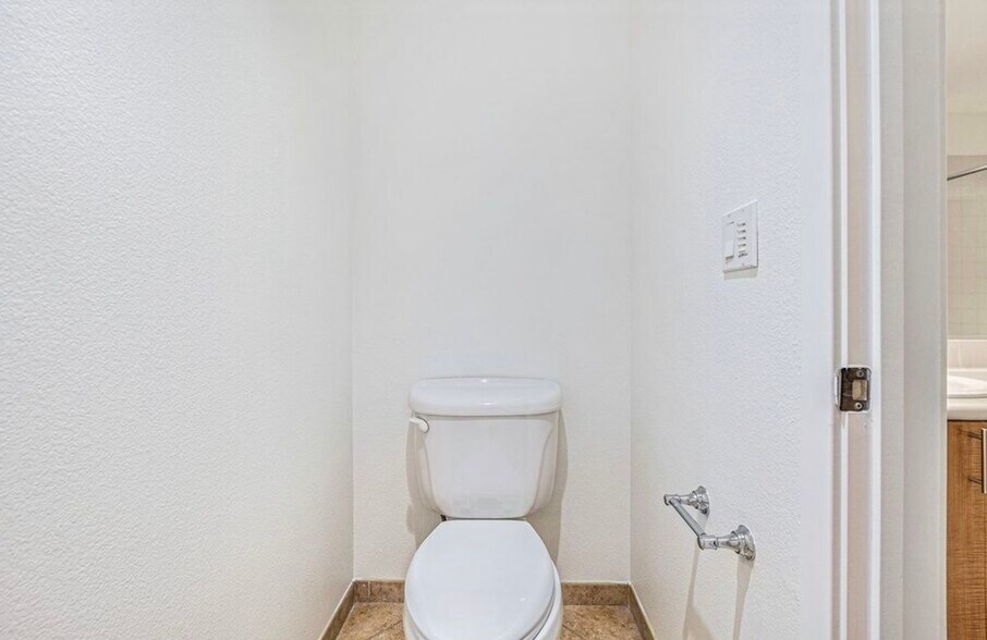 Primary Bathroom - 3090 Glascock St
