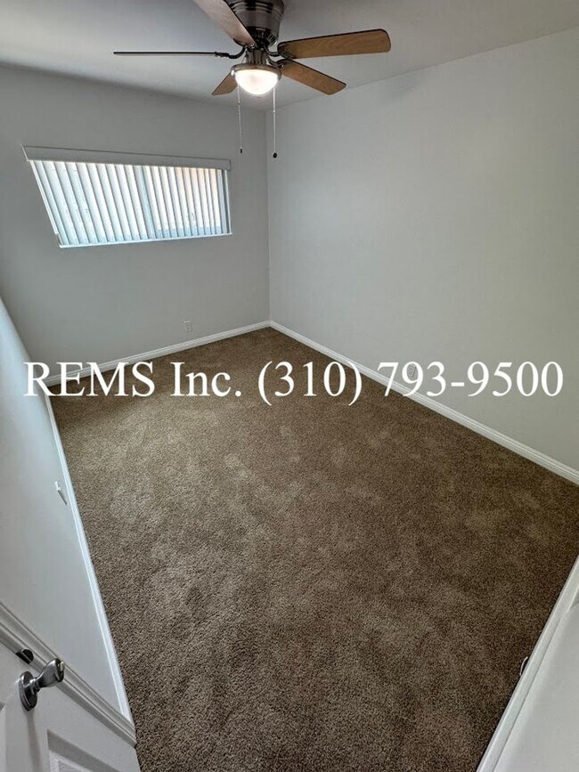 Building Photo - Remodeled Duplex Unit with Laundry Hook-Up...