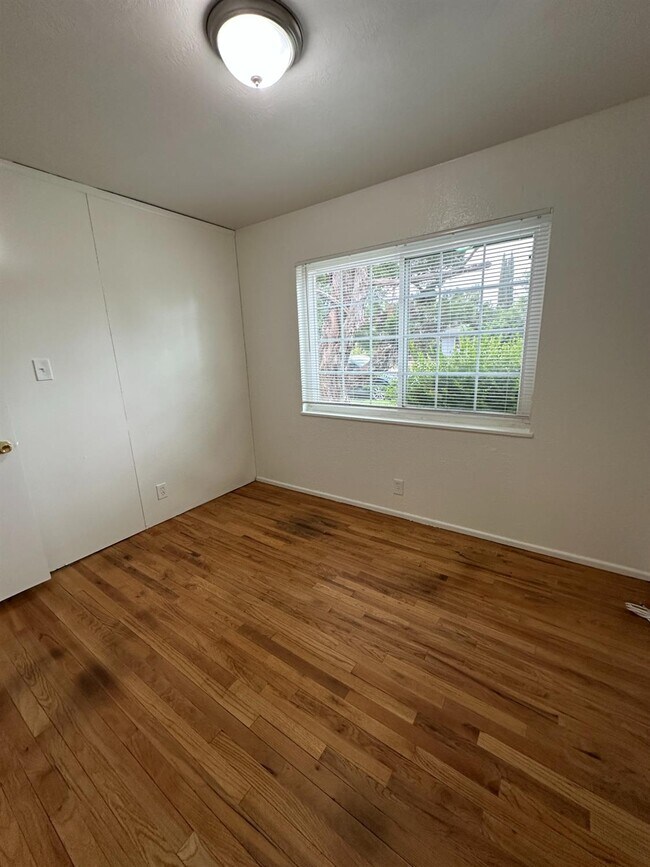 Building Photo - 707 N Villa Ave