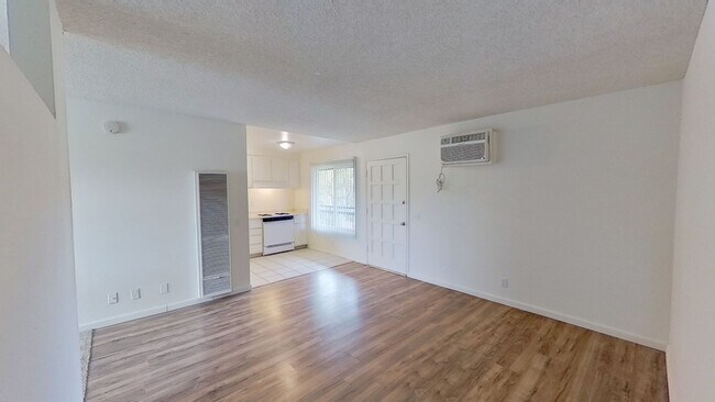 Building Photo - 583 N Tustin Ave