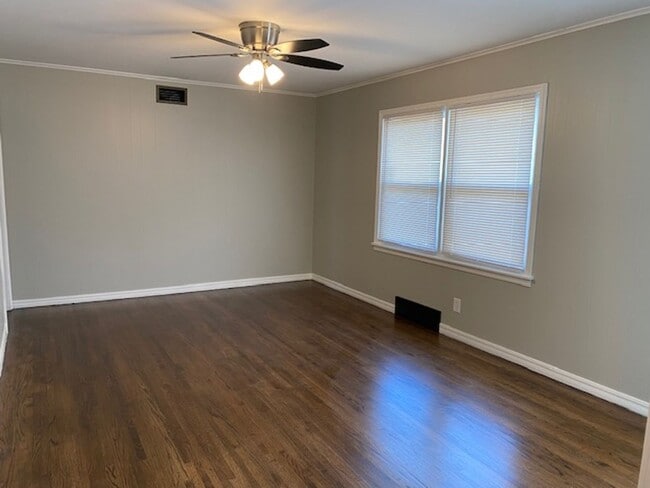 Building Photo - 3 Bed, 2 Bath Corner Lot in Tulsa!
