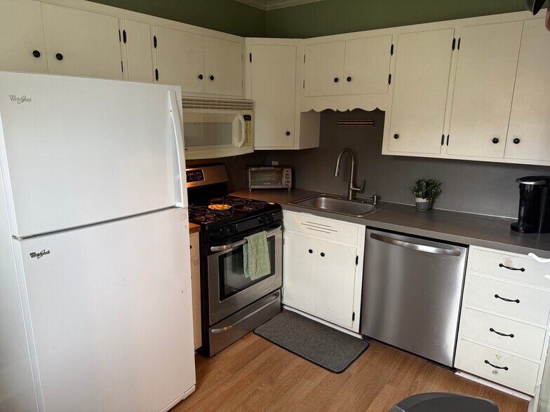 Kitchen - 41 Spencer Ave