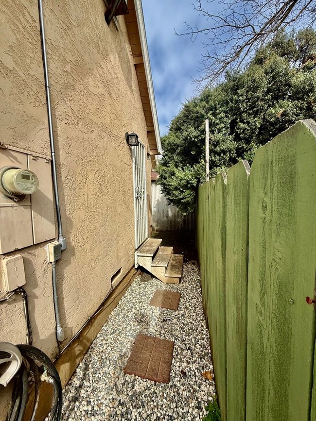 Building Photo - Charming small house