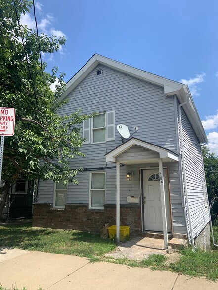 Building Photo - 158 Oak St
