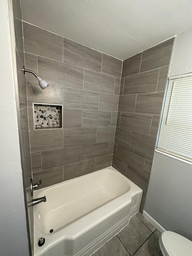 Building Photo - 3553 Centerhill Dr N