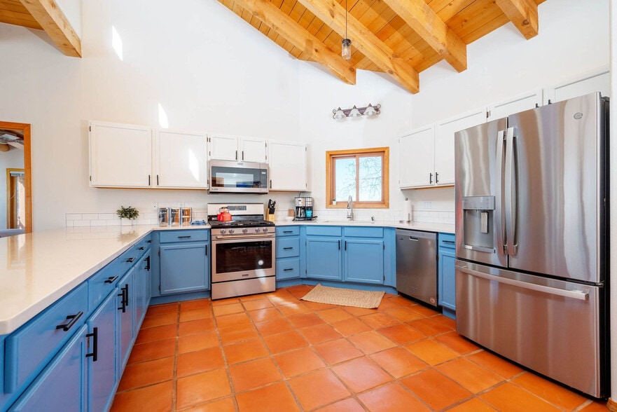 Building Photo - 6 Fonda Way