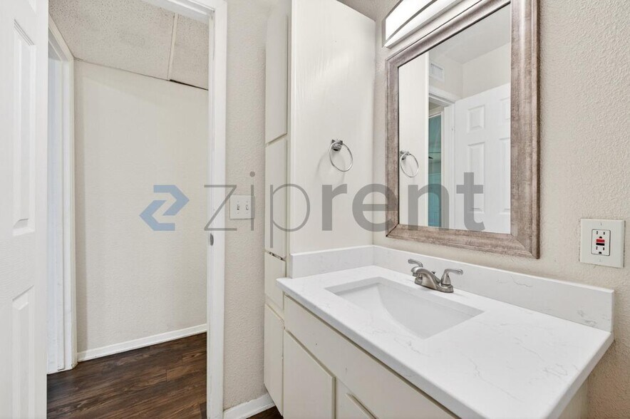Building Photo - Unit 5022