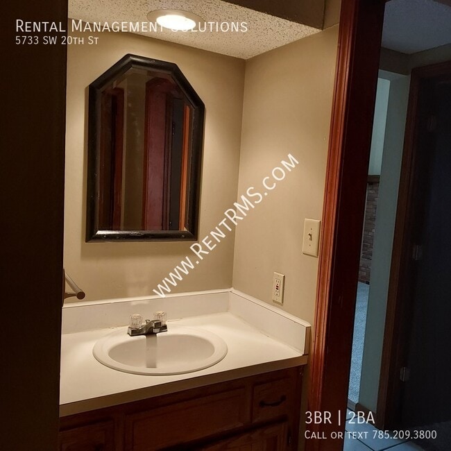 Building Photo - 5733 SW 20th St