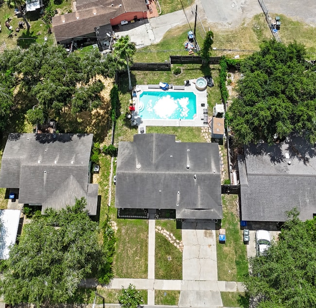 Building Photo - 1325 Ray Dr