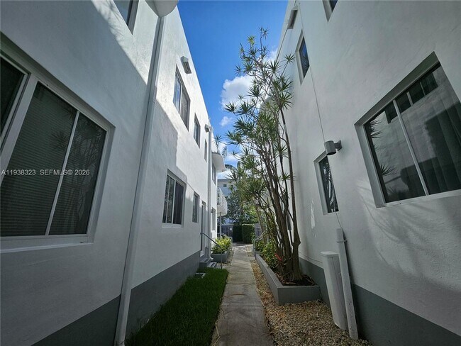 Building Photo - 557 Michigan Ave