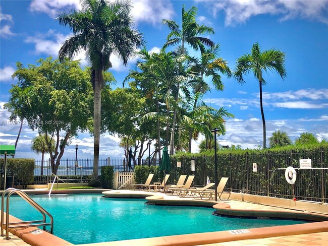 Building Photo - 1430 Brickell Bay Dr