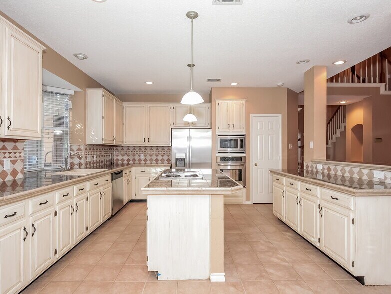 Building Photo - 2680 Hillside Dr