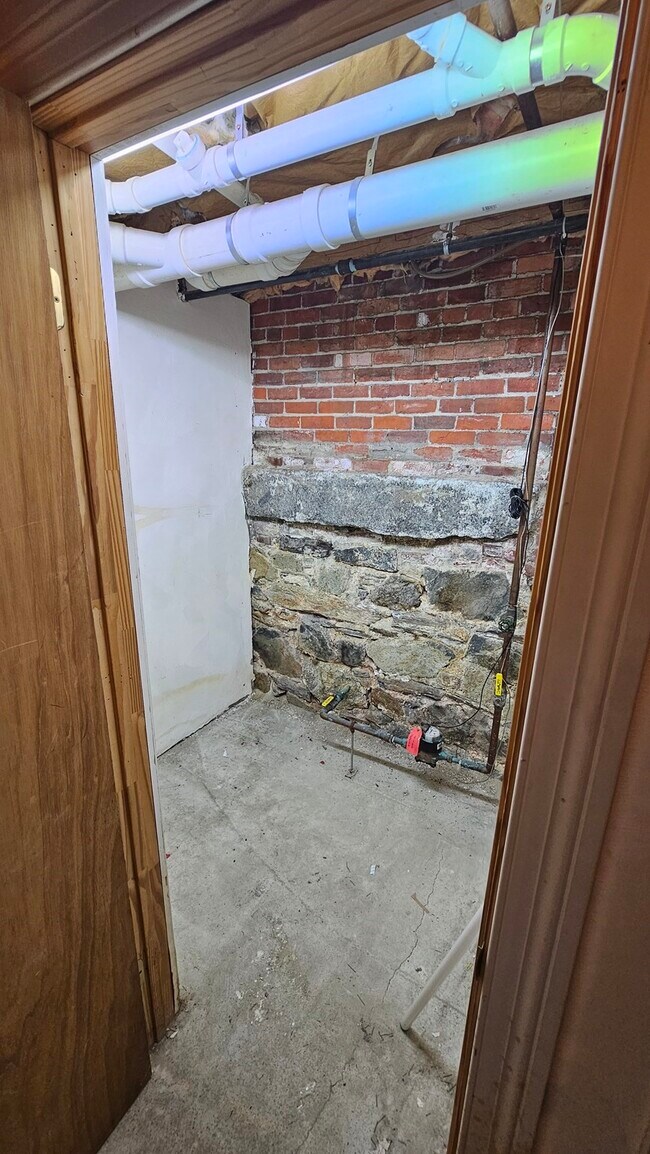 Building Photo - 39 Salutation St