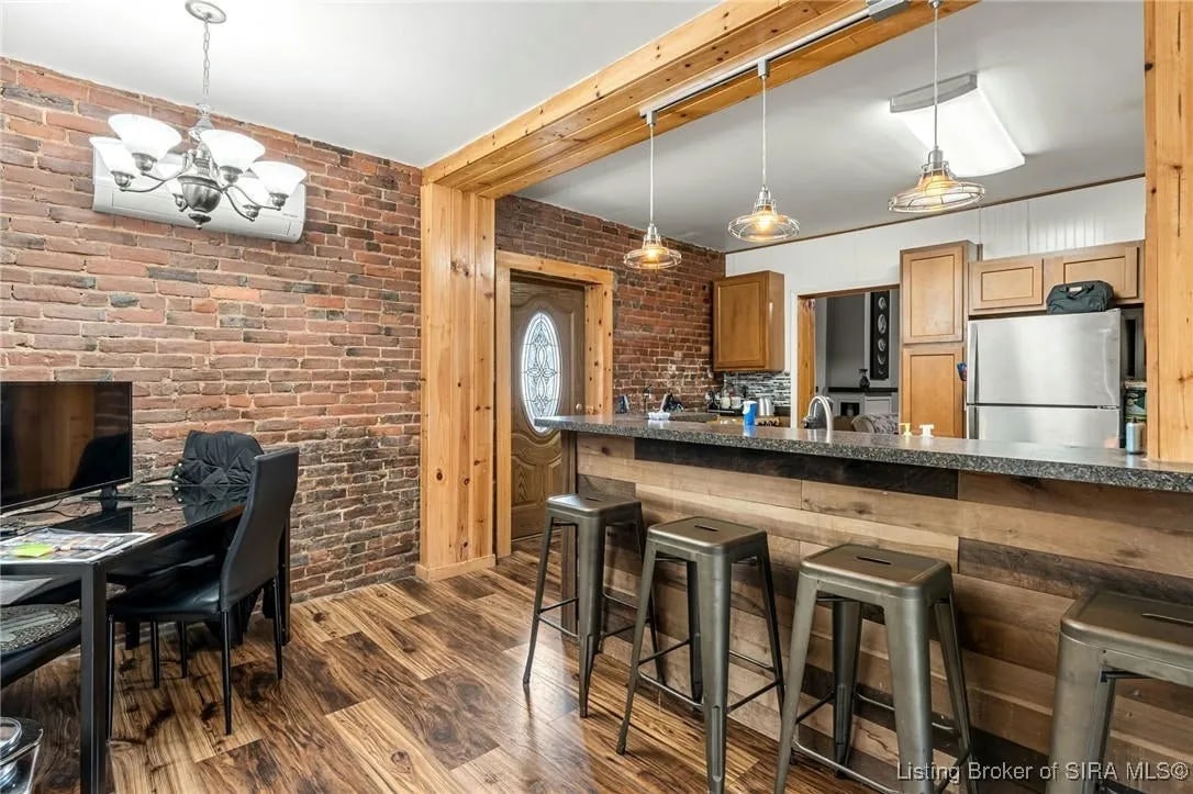 entry - 531 E Chestnut St