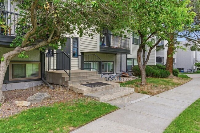 Building Photo - 1400 Golden Cir