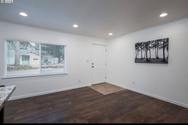 Building Photo - Beautiful 3 bd, 1 bath open kitchen/living...