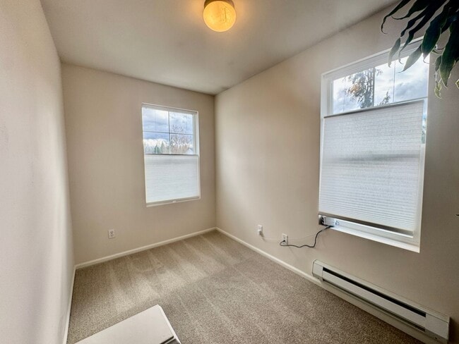 Building Photo - Everett Townhouse