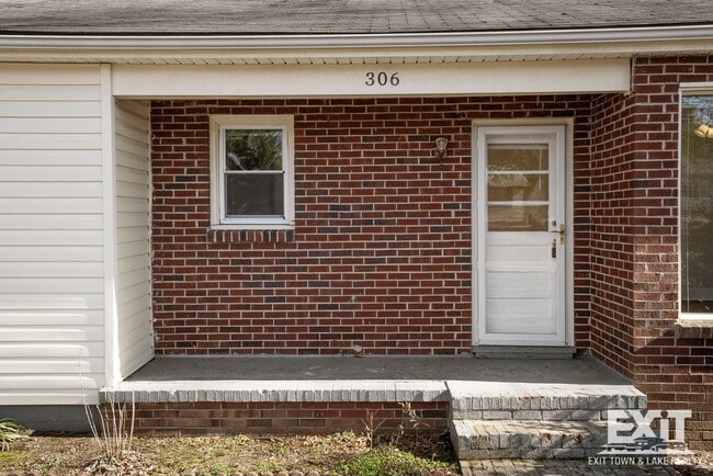 Building Photo - 3 Bedroom/1 Bathroom Brick Ranch For Rent