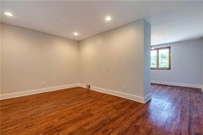 Building Photo - 515 56th St