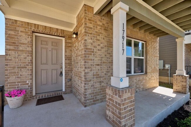 Building Photo - Sorrento Free Standing Home/Condominium - ...