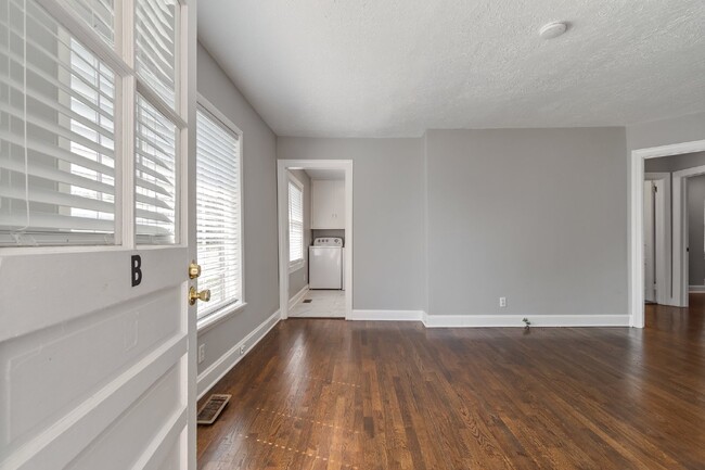 Building Photo - Freshly renovated duplex near Charlotte Av...