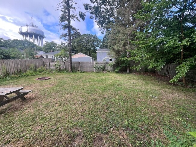 Building Photo - Two Bedroom Duplex - Located just Outside ...