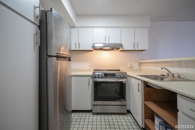 Building Photo - 930 Kaheka St