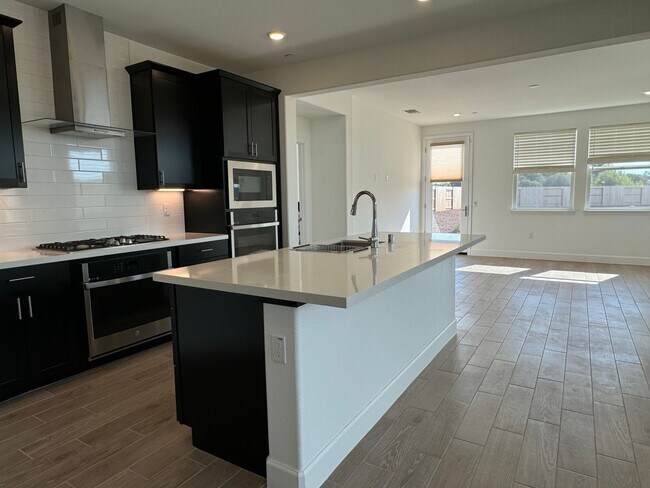 Building Photo - Avail by June 25th. Solar home in 55+ gated community at Heritage Placer Vineyards