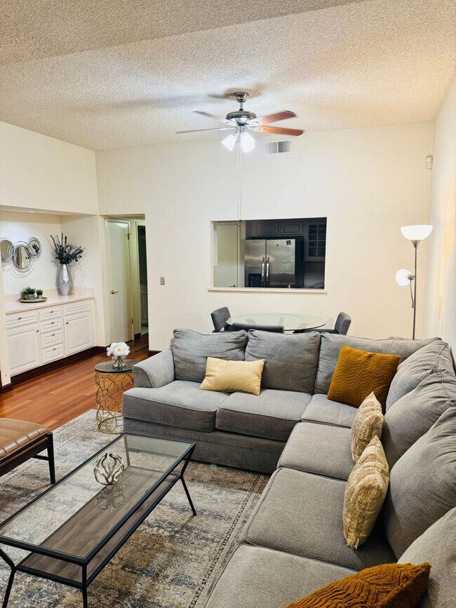 Building Photo - 2 Bedroom, 2 Bath Condo