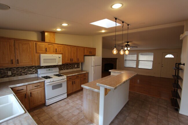 Building Photo - * LEASE PENDING Move-in ready Home in Railroad Springs