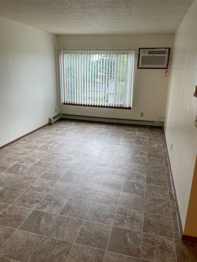 Building Photo - FIRST MONTH FREE RENT WITH SIGNED 12 MONTH LEASE