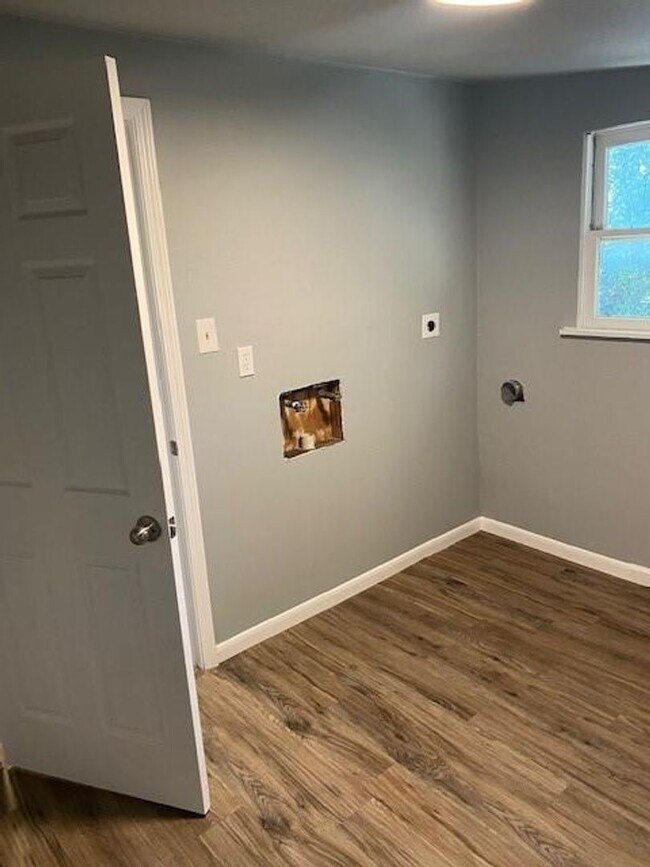 Building Photo - Circle S Rd.