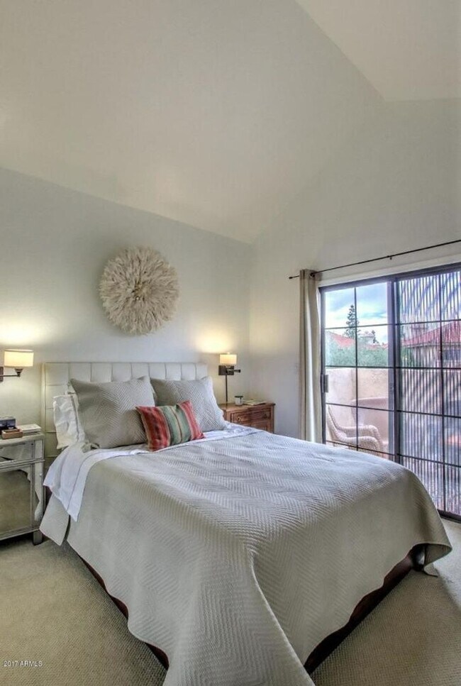 Building Photo - 3 bedroom Townhome
