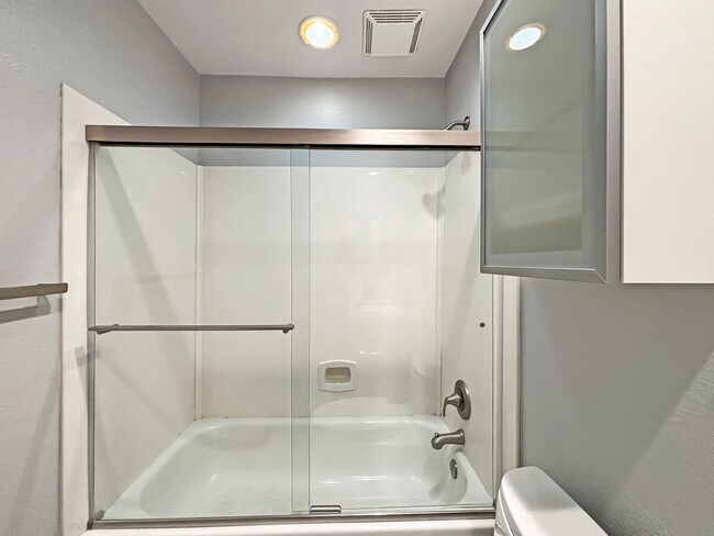 Building Photo - Updated 2B/2BA Condo in Hillcrest W/ Parki...