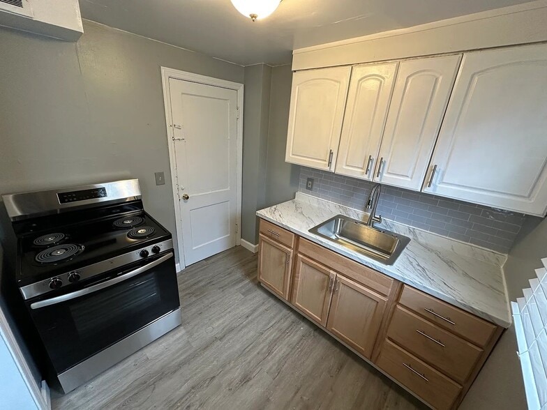 Building Photo - 712 Taunton Pl