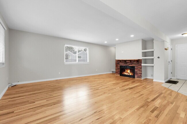 Building Photo - $2,600 - 3 Bed, 1.5 Bath Condo in Aurora w...