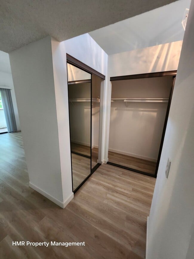 Building Photo - Beautiful 3-Bed, 3-Bath Condo in Prime Cla...
