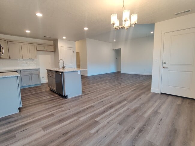 Building Photo - Newer Home for Rent in Benton City