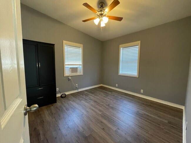 Building Photo - Quaint Home!