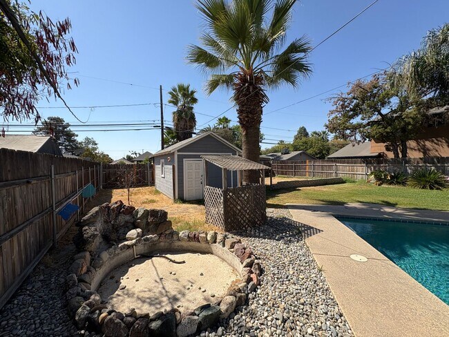 Building Photo - Beautiful 2 Story home Available coming soon!, pet friendly!