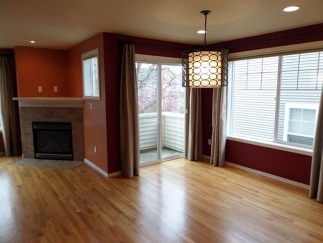 Building Photo - GREAT NEW PRICE! Stunning and Large 3-Bedroom Townhome with Garage FOR RENT in Green Lake!!