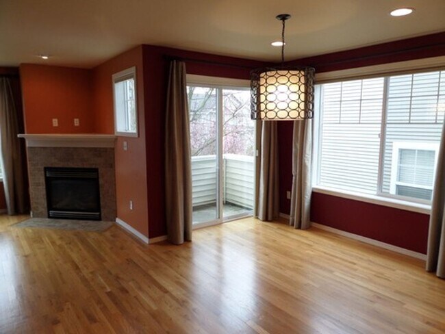 Building Photo - Stunning and Large 3-Bedroom Townhome with Garage FOR RENT in Green Lake!!