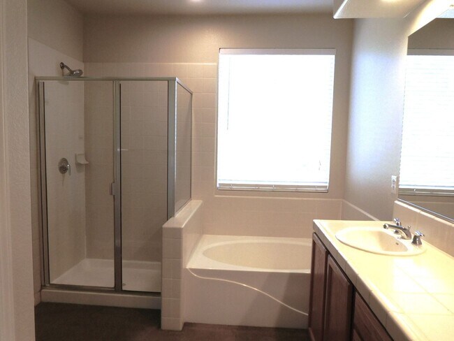 Building Photo - Gorgeous Golden Valley aHome