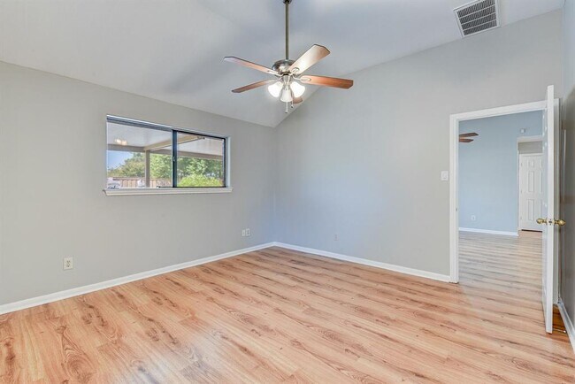 Building Photo - 3730 Sunshine Ln