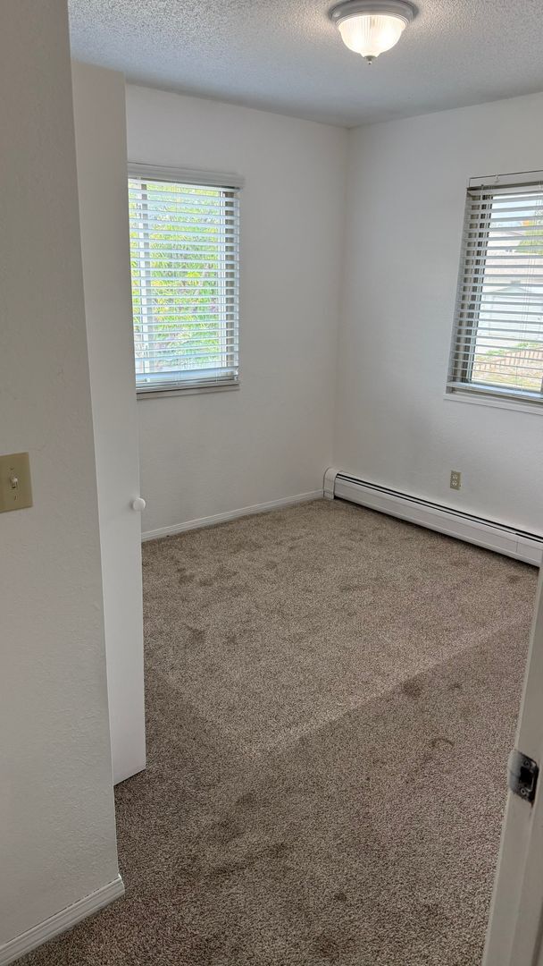 Building Photo - 3 Bed 2 1/4 Bath Townhome