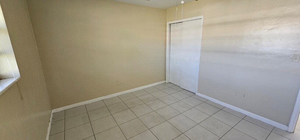 Building Photo - 4117 SW 24th St