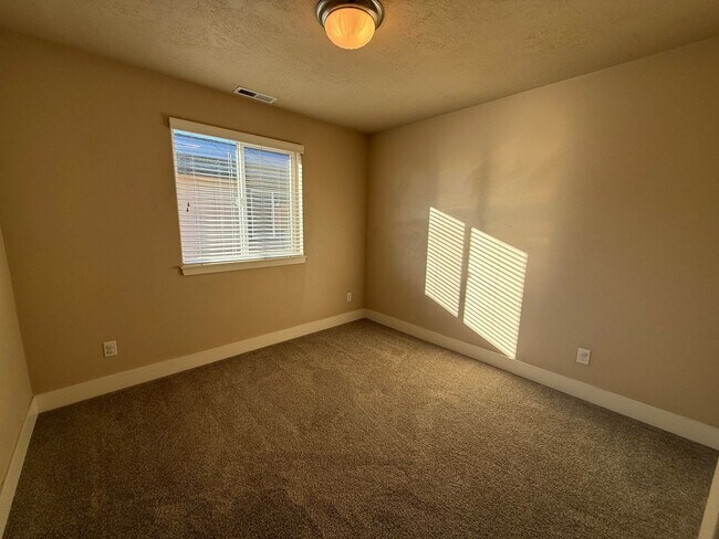 Building Photo - 4 Bed/2.5 Bath Single Family Home in SE Bend